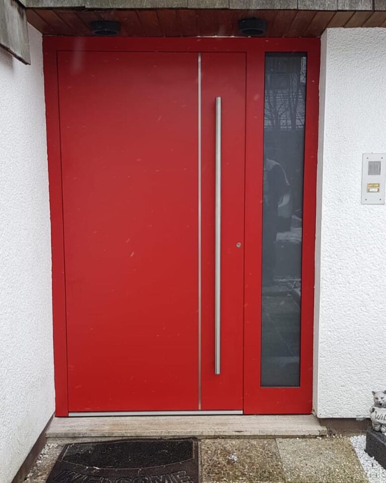 Extravagante Aluminiumhaustüre in Rot