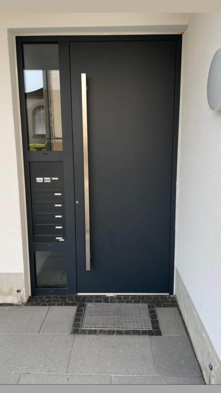 Haustür mit Briefkastenanlage