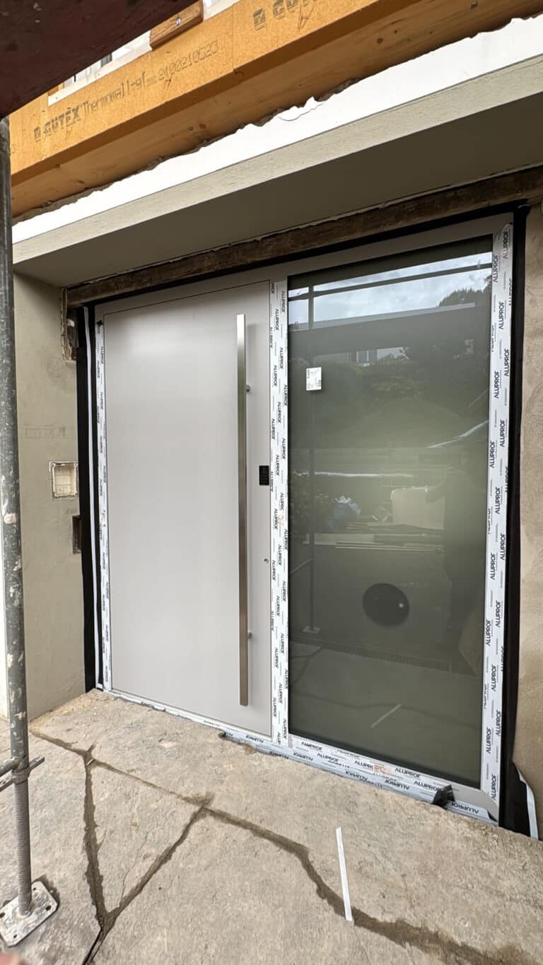 Smarte Aluminiumhaustüre mit Zutrittskontrollsystem