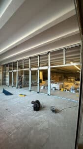 Schöne Aluminiumfassade mit 2 Fluchttüren